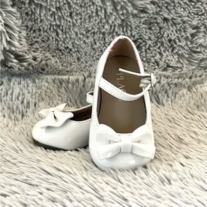 Children’s Place Shiny White Dress Shoes with Bow : Toddler Size 4